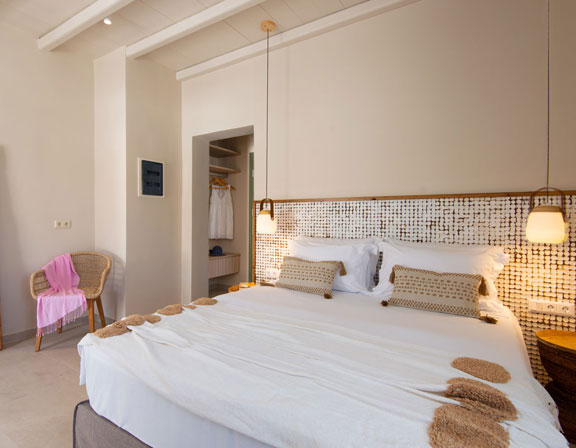 Sunlight superior hospitality στη Σίφνο - Δωμάτιο με μεγάλο διπλό κρεβάτι