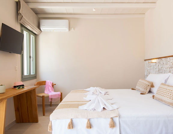 Sunlight superior hospitality στη Σίφνο - Δίκλινο δωμάτιο με μεγάλο διπλό κρεβάτι
