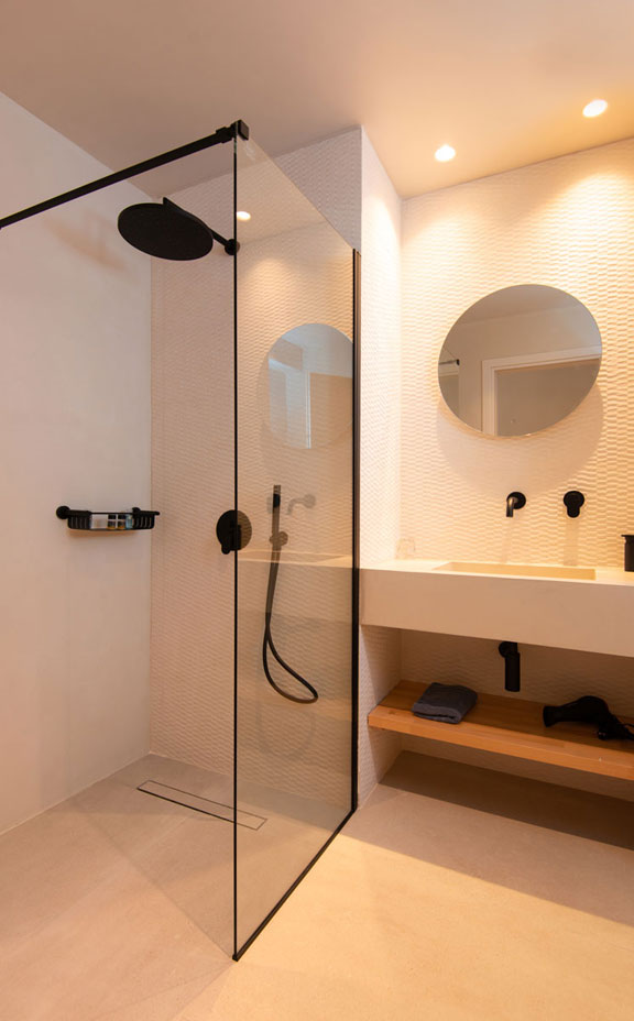 Sunlight superior hospitality à Sifnos - Salle de bain moderne avec douche à effet pluie