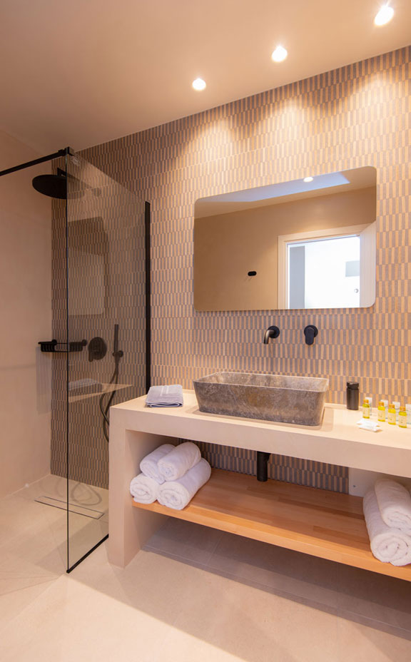 Sunlight superior hospitality à Sifnos - Salle de bain spacieuse avec douche