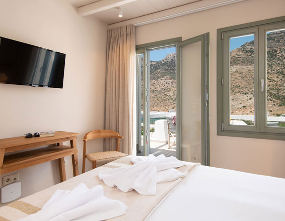 Sunlight superior hospitality στη Σίφνο - Δίκλινο δωμάτιο με διπλό κρεβάτι