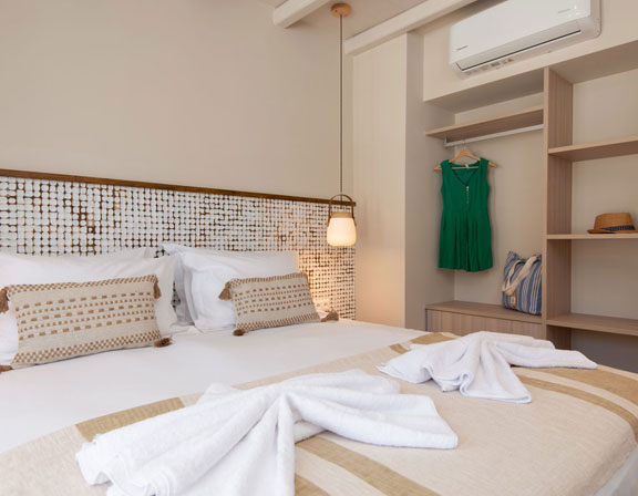 Sunlight superior hospitality στη Σίφνο - Δωμάτιο με μεγάλο διπλό κρεβάτι