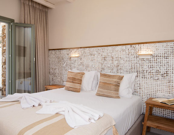 Sunlight superior hospitality στη Σίφνο - Δωμάτιο με διπλό κρεβάτι